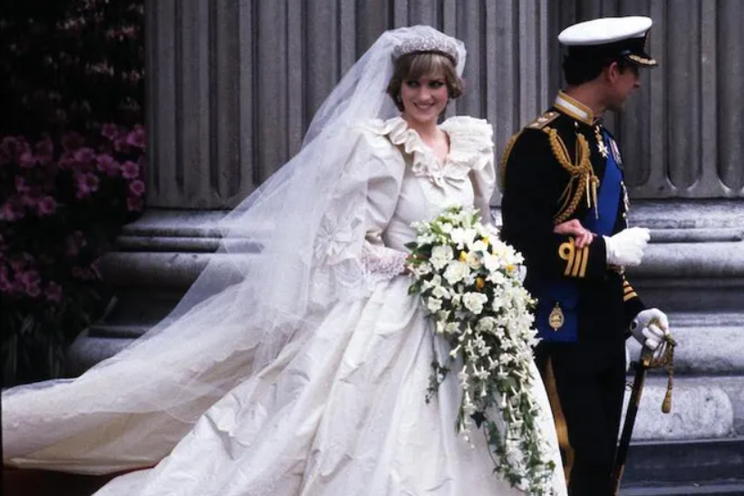     Что скрывала Диана? На свадебных фото принцессы Уэльской заметили странную деталь