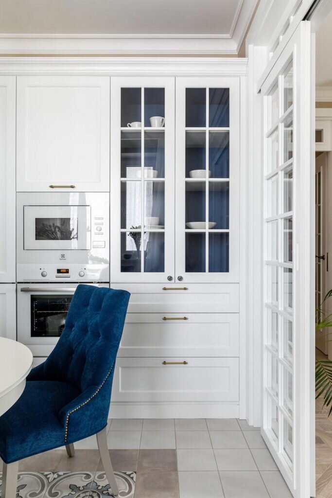 Молодая женщина приобрела эту квартиру в Краснодаре для своей мамы — женщины средних лет с изысканными вкусами. Воплотить их в жизнь взялась местная студия дизайна интерьеров — BonTon.-13