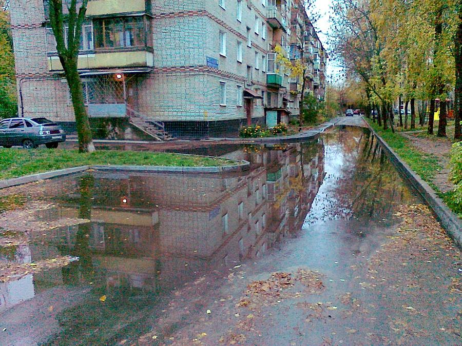 Богатые тоже плачут от луж, не всё нам, нищебродам и завистникам страдать в своих малогабаритных хрущёвках!