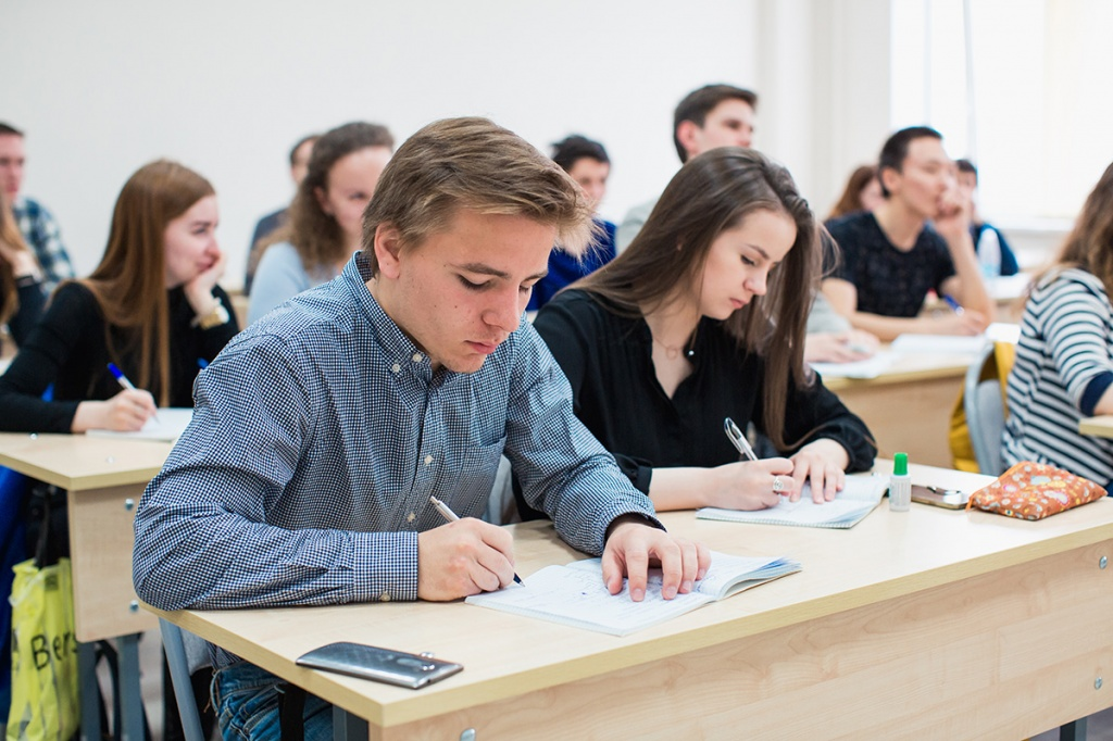 Высшее образование спб после колледжа. Поступление в вуз. Поступление в техникум. Поступление в вуз абитуриент. Студенты абитуриенты.