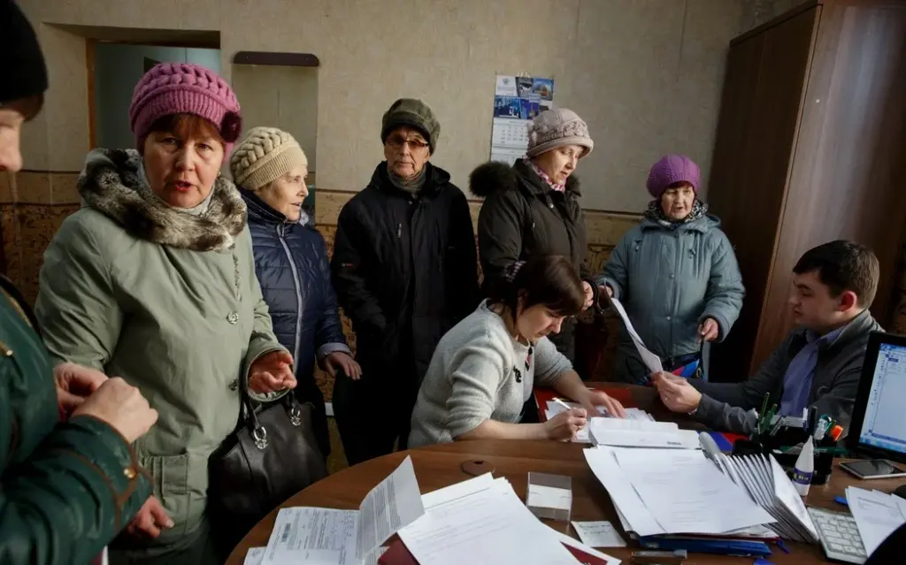 Перед пенсией. Пенсионеры в соцзащите. Соцзащита пенсионеров. Пенсионеры в собесе. Соц защита пенсионеров в РФ.