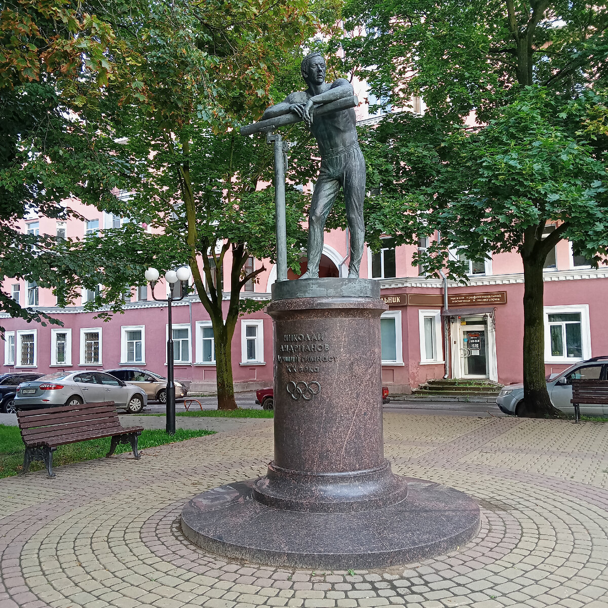 Памятник Н. Е. Андрианову в городе Владимире