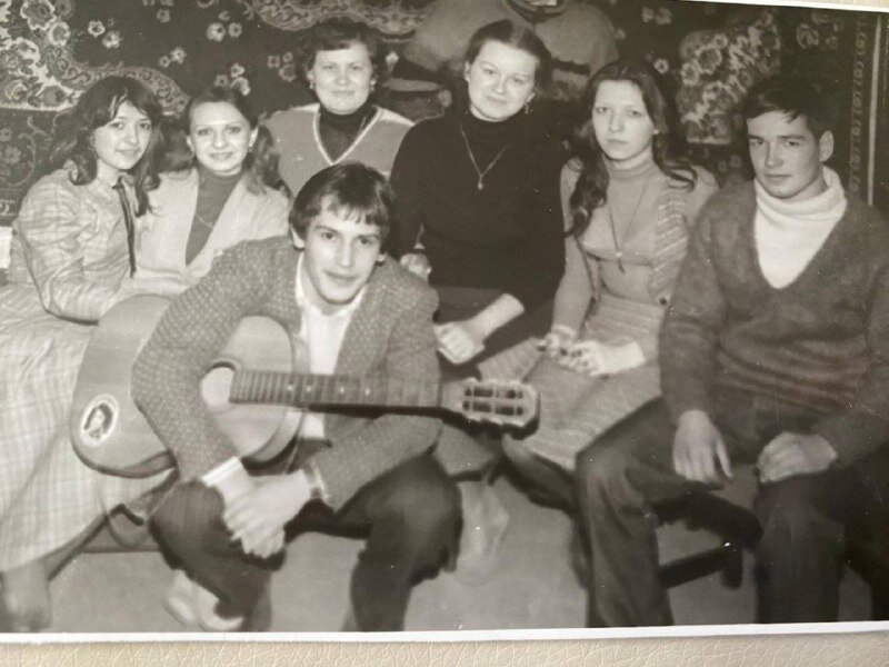 1979 год. Лариса Михайловна с ребятами из своего первого выпуска