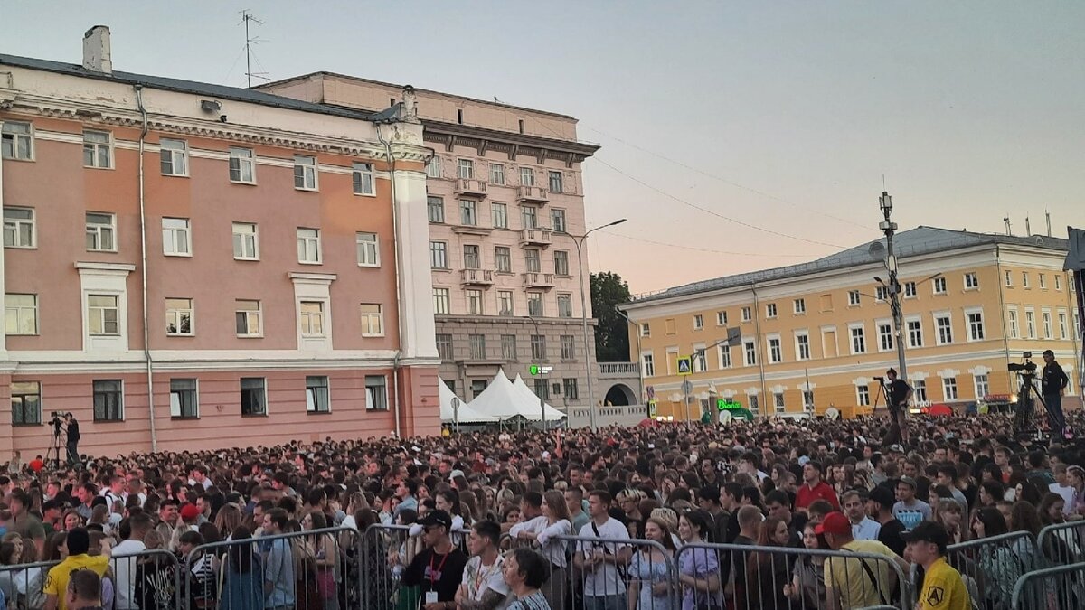     Выступления звезд на всех площадках празднования Дня города в Нижнем Новгороде запланированы на 21:00 (0+). Об этом рассказали представители мэрии города в соцсети.