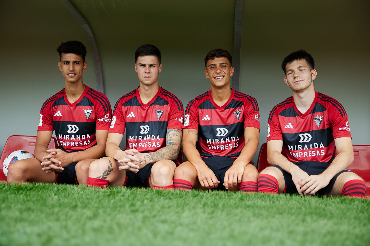 Иосифов (крайний справа) на представлении в качестве игрока "Мирандеса"