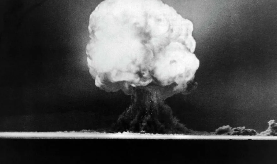 Атомная бомба в америке. Эйнштейн и атомная бомба. Испытание ядерной бомбы «Тринити» 16 июля 1945 года. Эйнштейн и ядерный взрыв. Тринити испытание ядерного оружия.