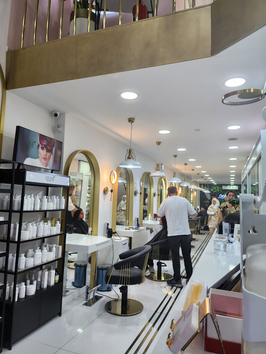 Первый этаж салона внутри