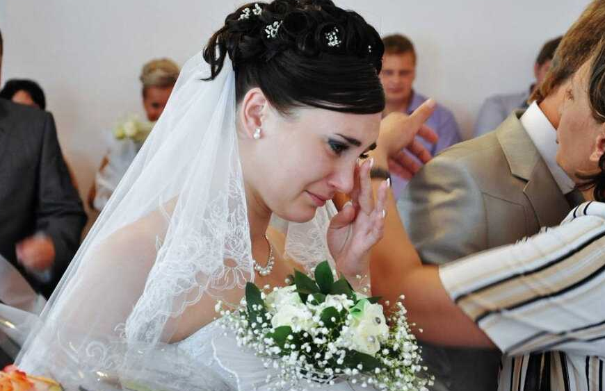 Невеста плачет. Невеста плачет на свадьбе. Грустная невеста. Невестка плачет. Женихи плачут