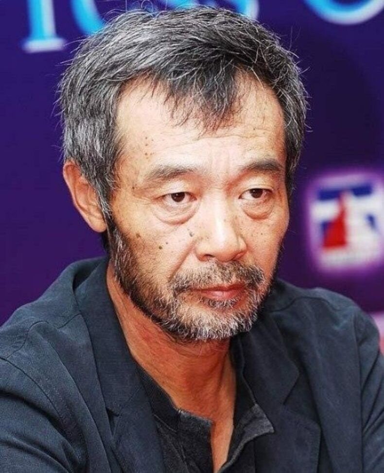 китайские режиссеры. чжан имоу. чжан имоу китайский актёр. чжан имоу молодой. китайские режиссеры.