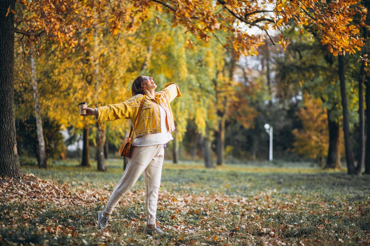 Источник: https://ru.freepik.com/free-photo/young-woman-in-an-autumn-park-drinking-coffee_6212627.htm#query=%D0%93%D1%83%D0%BB%D1%8F%D1%82%D1%8C%20%D0%B2%20%D0%BF%D0%B0%D1%80%D0%BA%D0%B5&position=27&from_view=search&track=ais