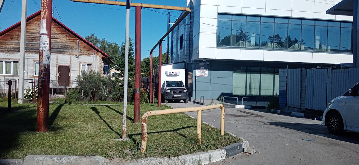 фото дома и Торгового комплекса рядом, лето 2022 года, Новый посёлок города Бердска