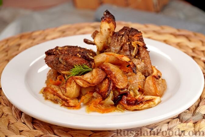 утка, яблоки, капуста белокочанная, морковь, масло растительное, приправа для мяса, чеснок сушёный, паприка копчёная, соль, перец чёрный молотый