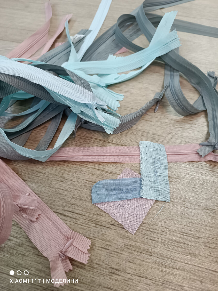 Молний набрала из того что было в ателье. Некогда ехать и искать более подходящие