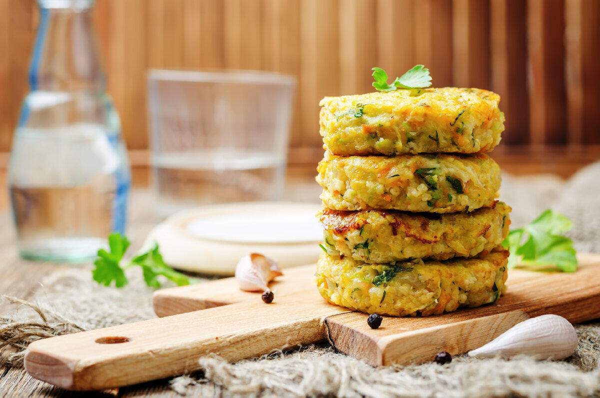 Фарш из цукини с орехами и кинзой - это вкусное и легкое блюдо, которое подойдет как для мясоедов, так и для вегетарианцев.