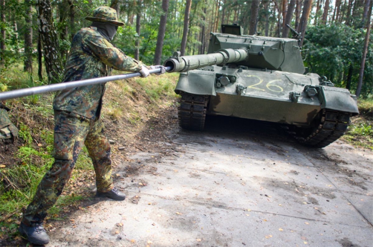    Украинский солдат чистит пушку танка Leopard 1 A5