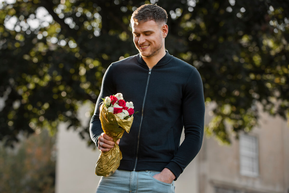 Изображение от <a href="https://ru.freepik.com/free-photo/man-holding-flowers-for-his-girlfriend_20291553.htm#query=%D0%BC%D1%83%D0%B6%D1%87%D0%B8%D0%BD%D0%B0%20%D1%81%20%D0%B1%D1%83%D0%BA%D0%B5%D1%82%D0%BE%D0%BC%20%D1%80%D0%BE%D0%B7&position=1&from_view=search&track=ais">Freepik</a>