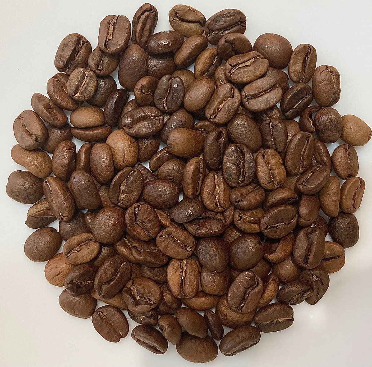 Гибрид из Ново Мундо и желтой катурры Бразильского происхождения - желтый катуаи. Само дерево отличается высокой урожайностью и небольшим размером, а зерно отличается высоким содержанием сахаров. Стоит отметить, что сбор желтых по цвету ягод сопряжен со сложностью в определении их спелости, в отличие от ягод красного цвета. Этот же катуаи, выраженный на ферме Дон Эли, в регионе Тарразу фермером Карлосом Монтеро уже своим внешним видом говорит о том, что кофе из него будет сладким: несмотря на довольно светлую обжарку, на поверхности видны сахара, а легкая неравномерность и местами пятнистый окрас дает понять, что с ягодой до ее экспорта производили определенную экспериментальную обработку.  