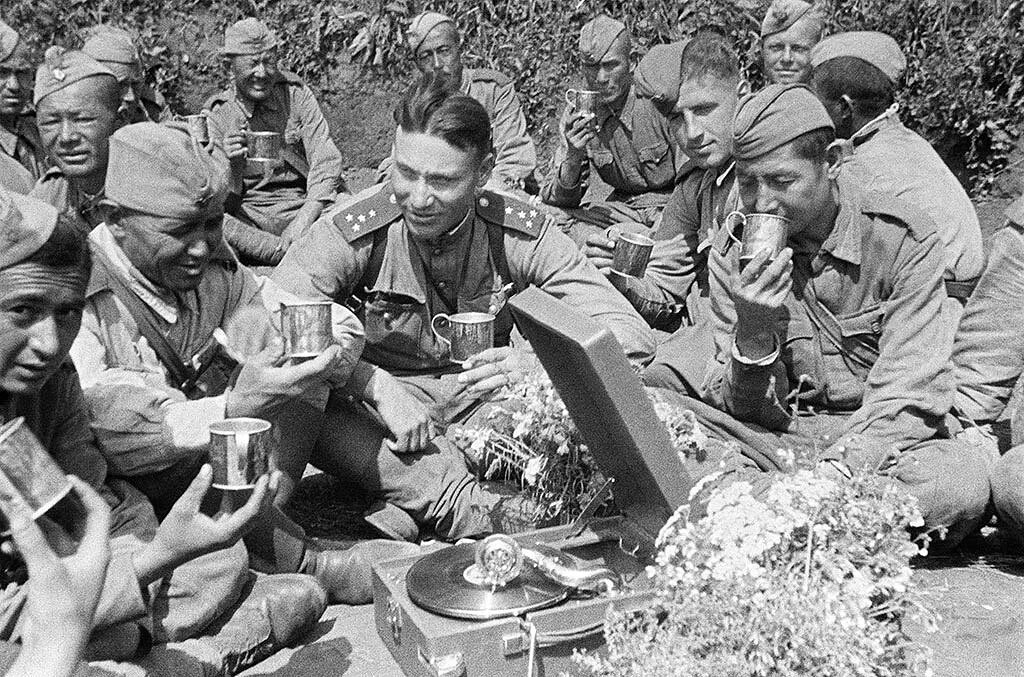 Военные песни 1945 года слушать. Советские солдаты ВОВ на привале. Солдаты на привале Великая Отечественная. Советский солдат. Бойцы на фронте.