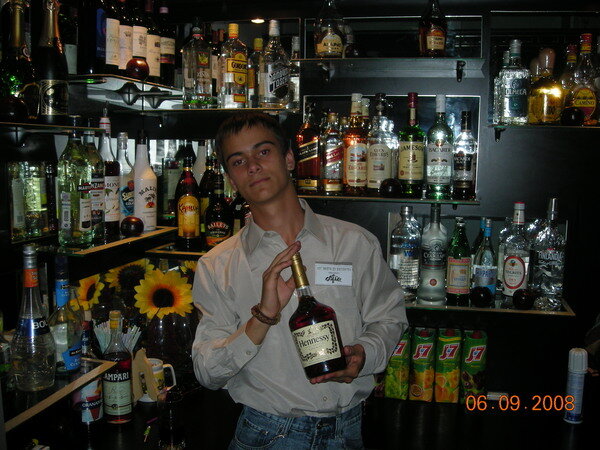 Это уже прожженный официант :D . Нравилась мне эта работка, для молодежи самое то, и для тех  у кого есть проблемы в общении с людьми. 