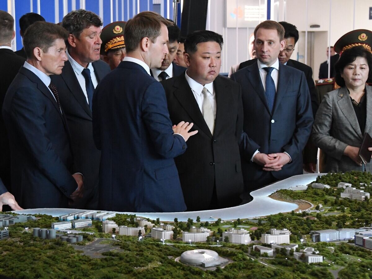    Губернатор Приморского края Олег Кожемяко, ректор ДВФУ Борис Коробец и председатель государственных дел КНДР Ким Чен Ын во время осмотра макета Дальневосточного федерального университета © РИА Новости / Виталий Аньков