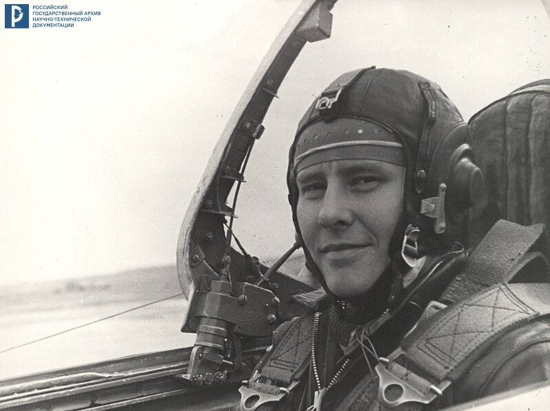 В.Л. Пономарева в кабине самолета. 1962–1963 гг. РГАНТД. СИФ.