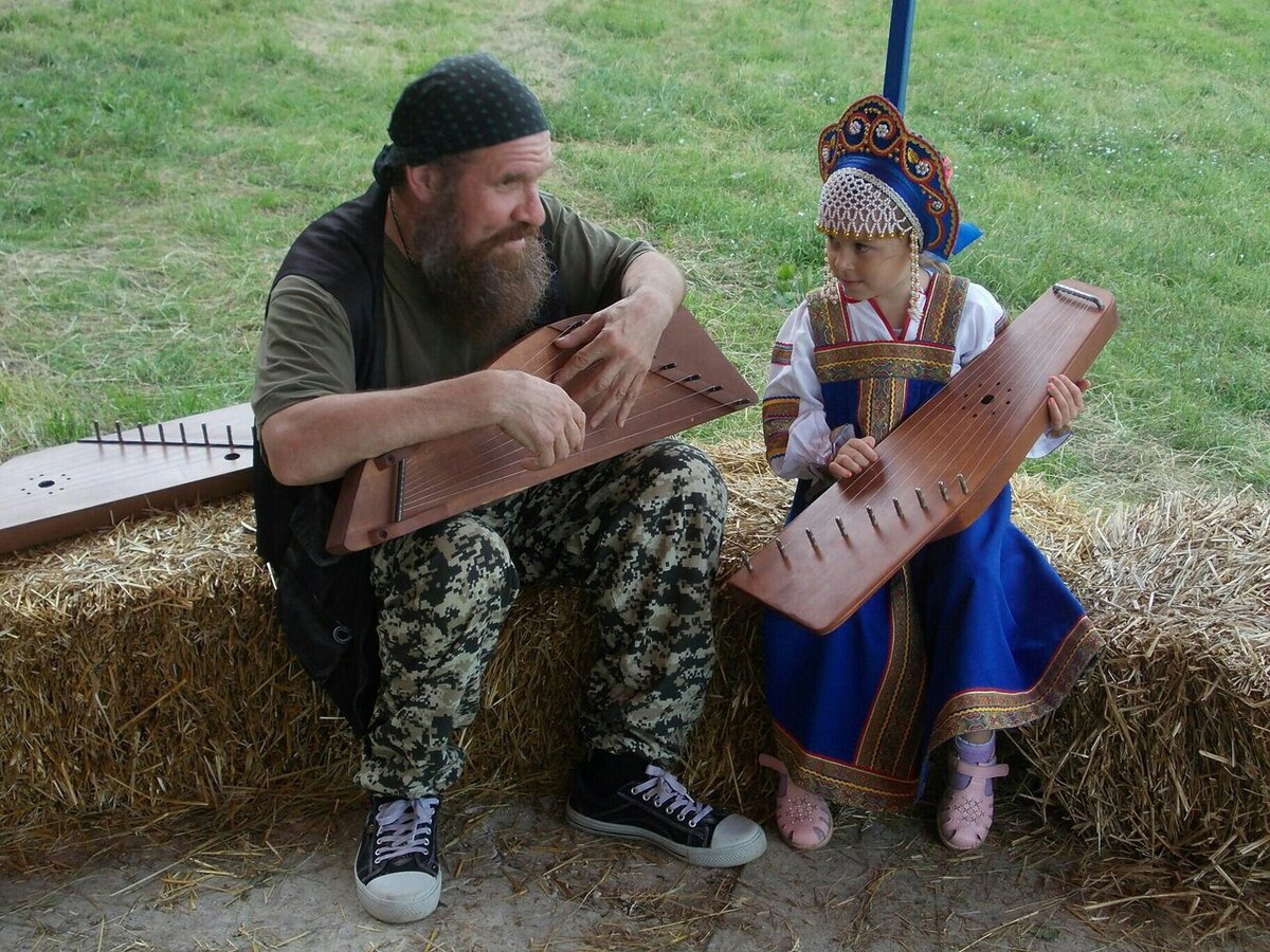 Связь поколений через русский народный инструмент гусли. Возьмите их с собой на дачу и устройте семейный костюмированный концерт!  Фото компании Мир Гуслей