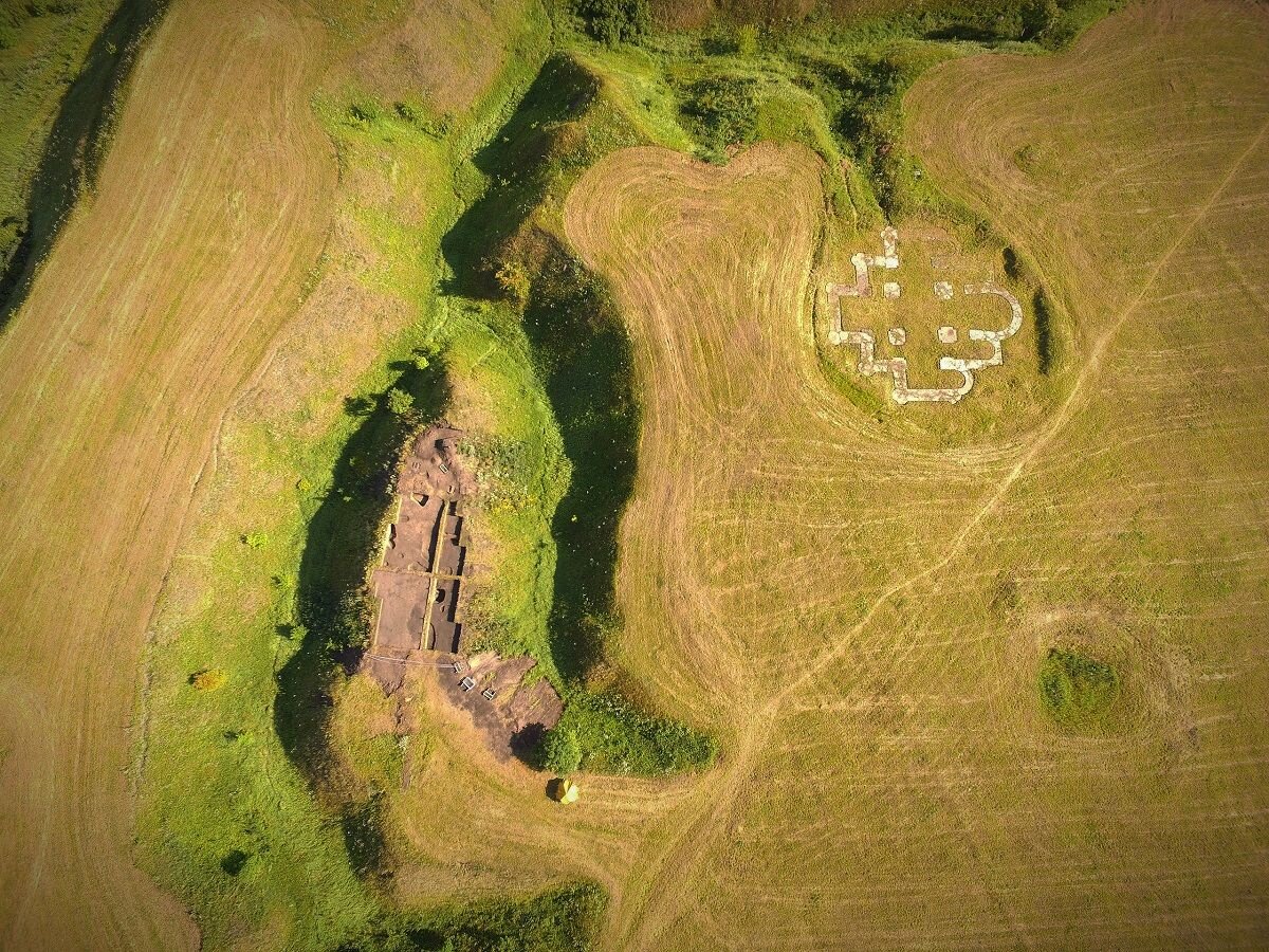 Городище "Старая Рязань" с высоты птичьего полета. Слева - место археологического раскопа, где были обнаружены усадьбы ювелиров. Справа - фундамент Спасского собора.