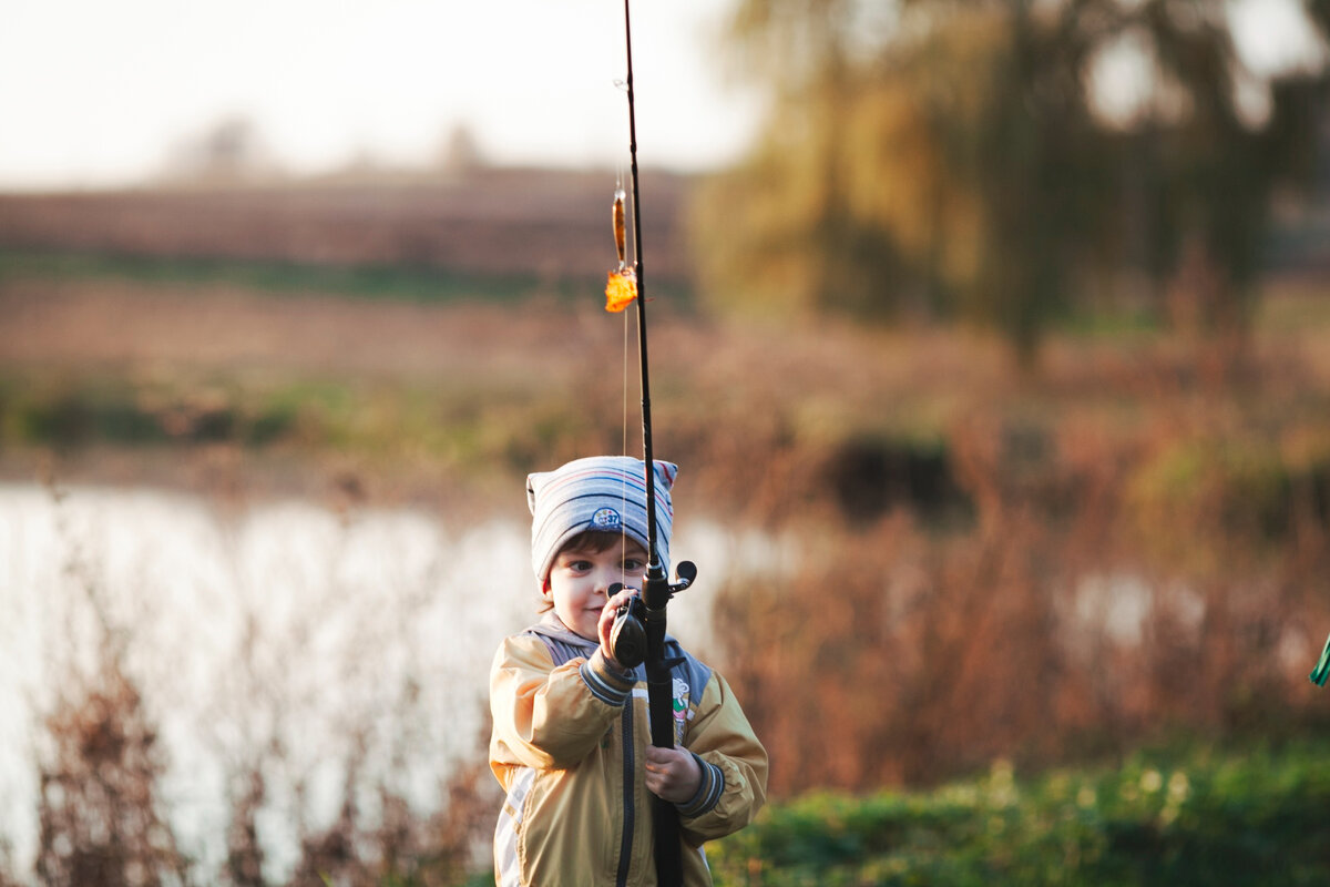 Baby fishing. Рыбалка фото. Детская рыбалка фотопроект. Житель Рыбак. Улов рыбаков фото.