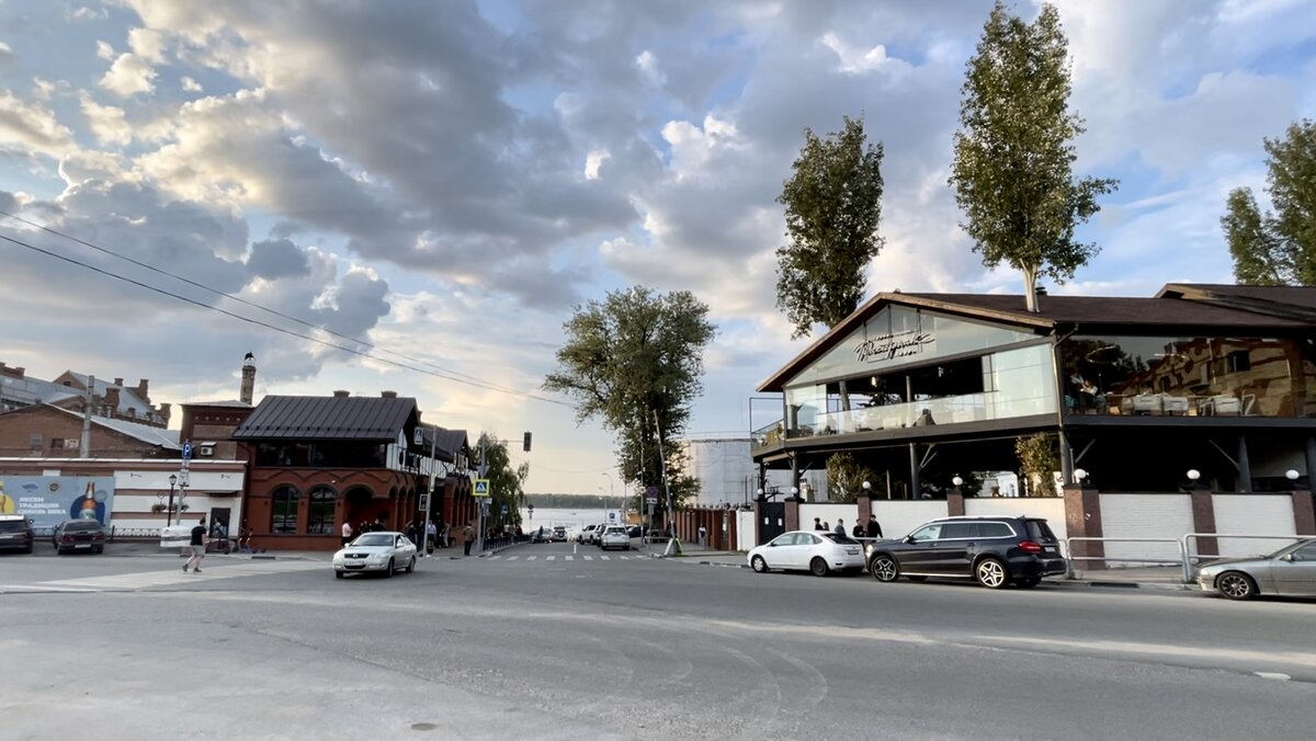 Дегустировали здесь: слева - пивзавод, бар «На дне» и заветное окошко пива из шланга, а справа ресторан «Пастернак».