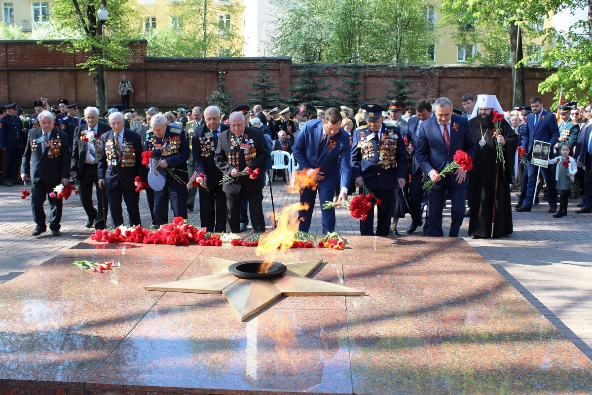 Возложение цветов к мемориалу "Вечный огонь". Смоленск.