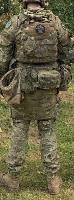 На фото сотрудник Группы Вагнера, на котором расположен утилитарный подсумок горизонтального расположения. 