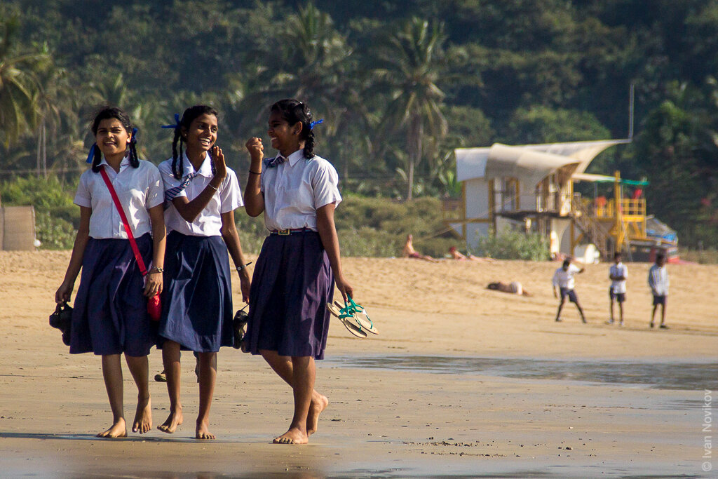 На залитом солнцем берегу. Море пляж закат. Коста рика закат. Белое море рассвет. Липовский пляж финский залив.