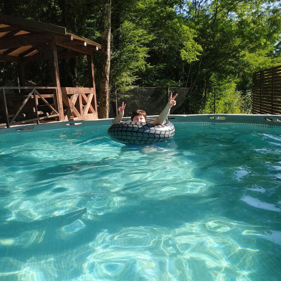 из бассейна в сторону моря кошусь, там тоже пару раз сфоткались, но вышло не для слабонервных))