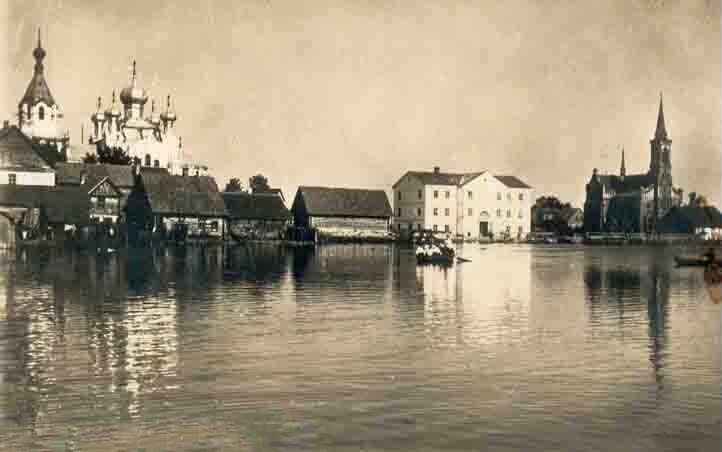 Первые  люди  появились на поставских землях еще в  эпоху позднего  неолита  и  раннего бронзового  века (кон. III – нач. II вв. до н.э.) Об этом свидетельствуют материалы  археологических  раскопок в западной  части  города, на берегу Задевского озера.

В  период  раннего  средневековья  поставские  земли  входили  в  состав  Полоцкого  княжества  и находились  во  владении  наместника  полоцкого  князя – посадника. Вероятно, в то время  существовало поселение  Посадник на месте современного города.