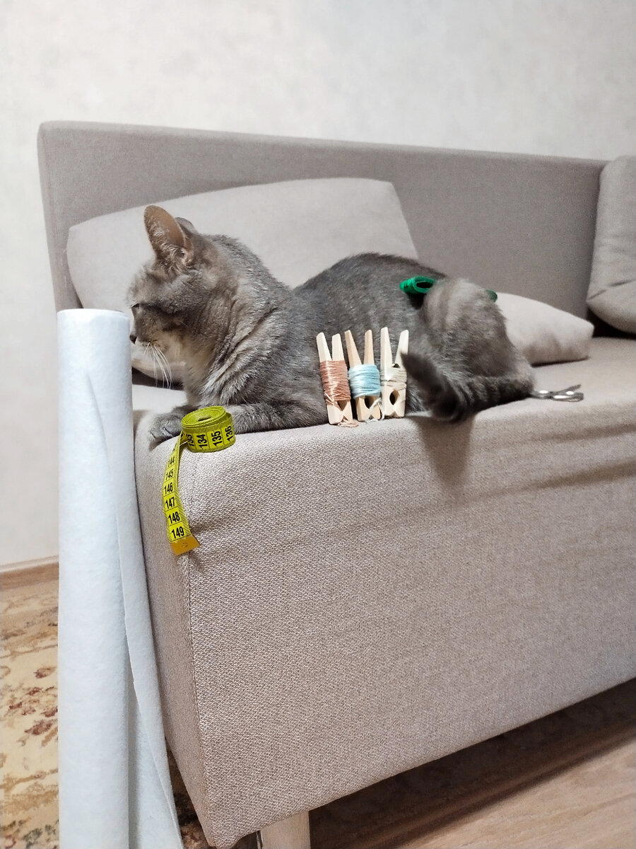 Моя мама любит шить, а Саре достается больше всего - поскольку она становится подставкой!