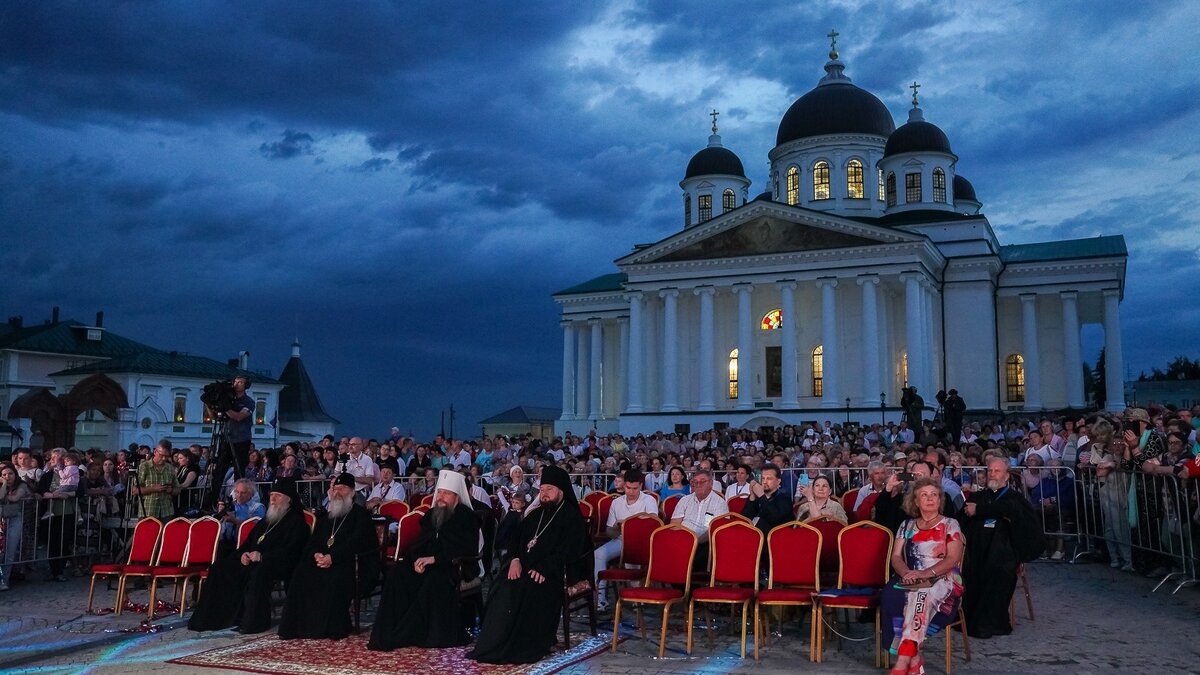     Жители Арзамаса пожаловались, что их не пустили на Соборную площадь во время проведения фестиваля «Арзамасские купола» (0+). Видео об этом они опубликовали в соцсети.