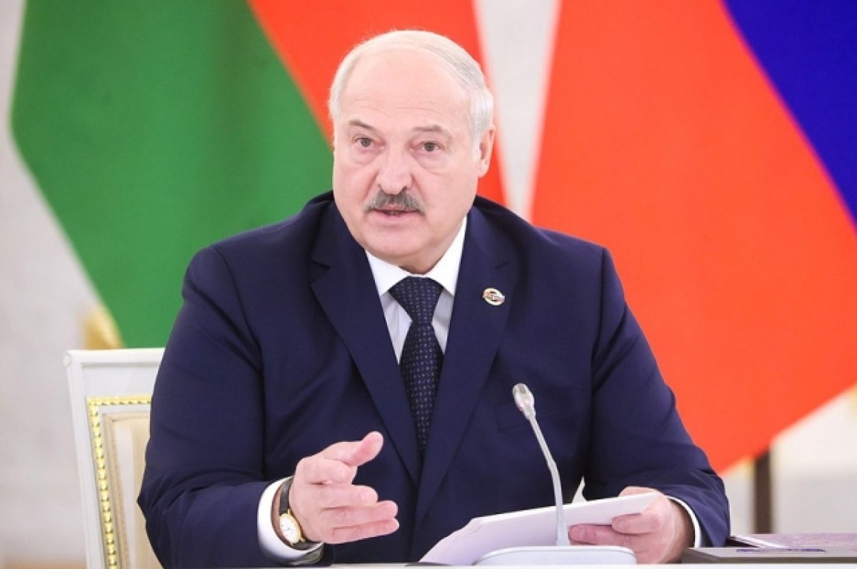    Лукашенко пообедал в поле с комбайнерами