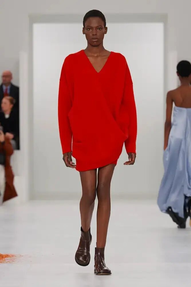 Красное платье от Loewe осень-зима 2023-2024