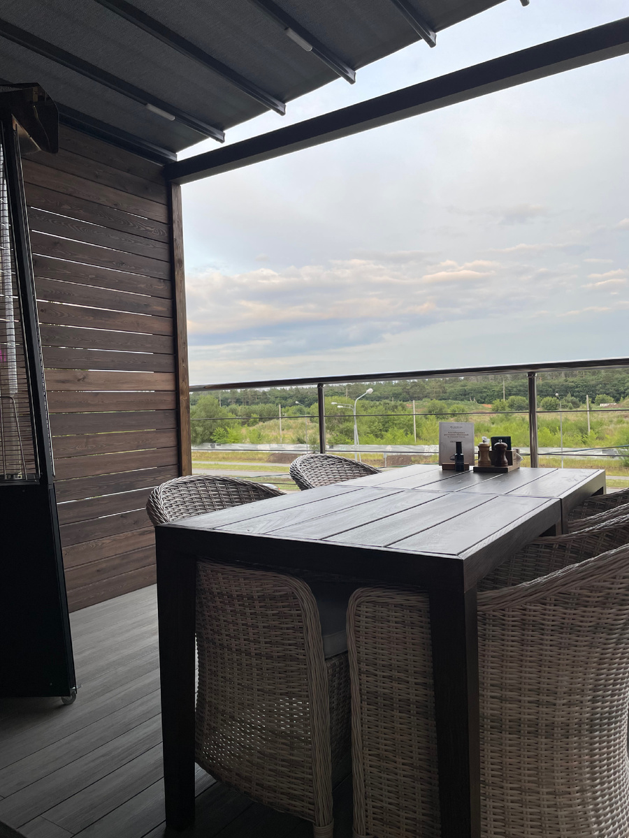 Фотка с удачного ракурса, справа прям в лицо гнилой фонарь