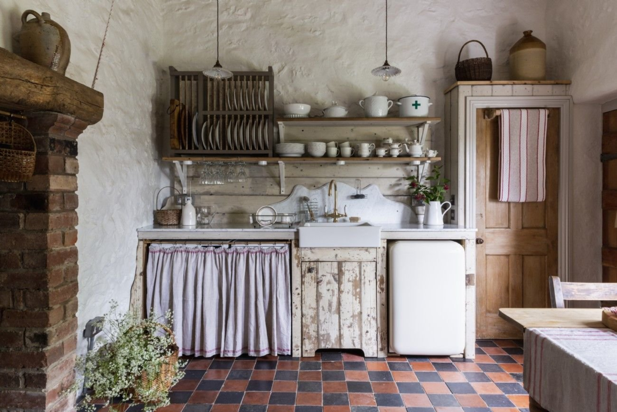 Интерьер деревенского дома с печкой, с фото: гостиная, зал, кухня