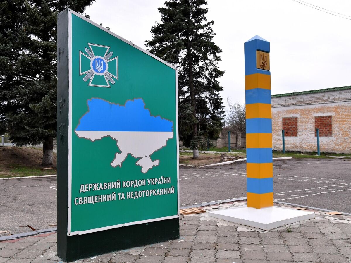    Территория отделения пограничной службы Украины в Купянске Харьковской области© РИА Новости / Виктор Антонюк