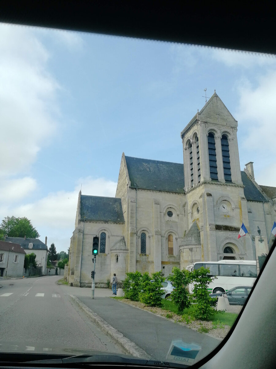 А вот архитектура - совсем нет. Встретили по пути, остановившись купить попить в магазинчике. 