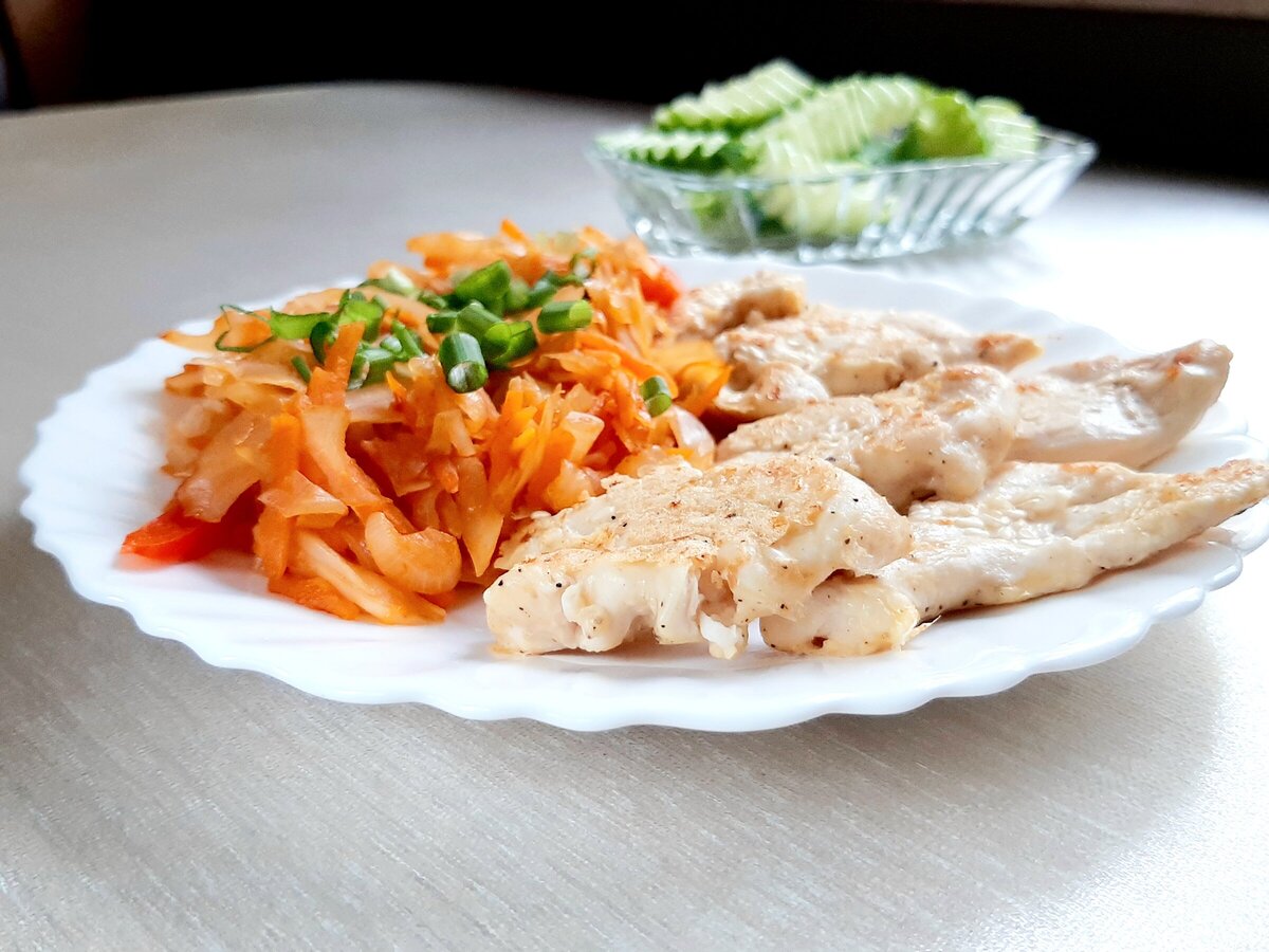 Ужин по системе от Валентины: тушёная капуста, куриная грудка в горчичной заливке, свежий огурец. Просто, вкусно, по конструктору. 