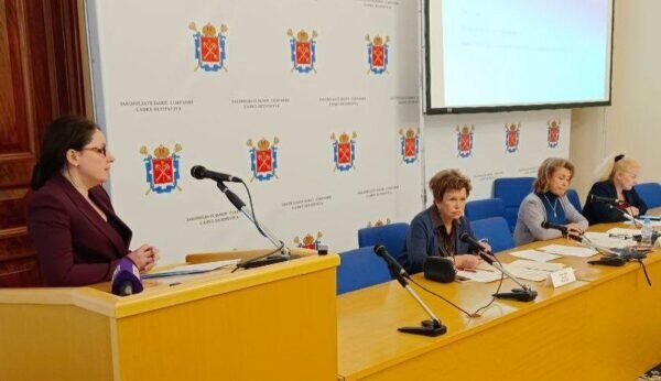 Мария Мельникова, первый заместитель председателя КИО, на трибуне на слушаниях в ЗакСе Петербурга в ноябре 2022 года.