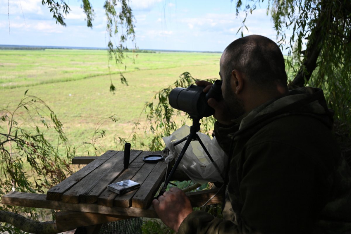    Военнослужащий на боевой позиции на запорожском направлении специальной военной операции.