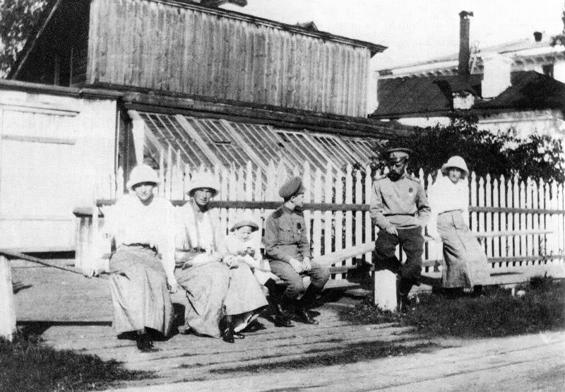 Во дворе "дома свободы" в Тобольске (сентябрь 1917) (слева направо: Мария Николаевна, Ольга Николаевна, неизвестный ребенок, Алексей Николаевич, государь император Николай Александрович, Анастасия Николаевна