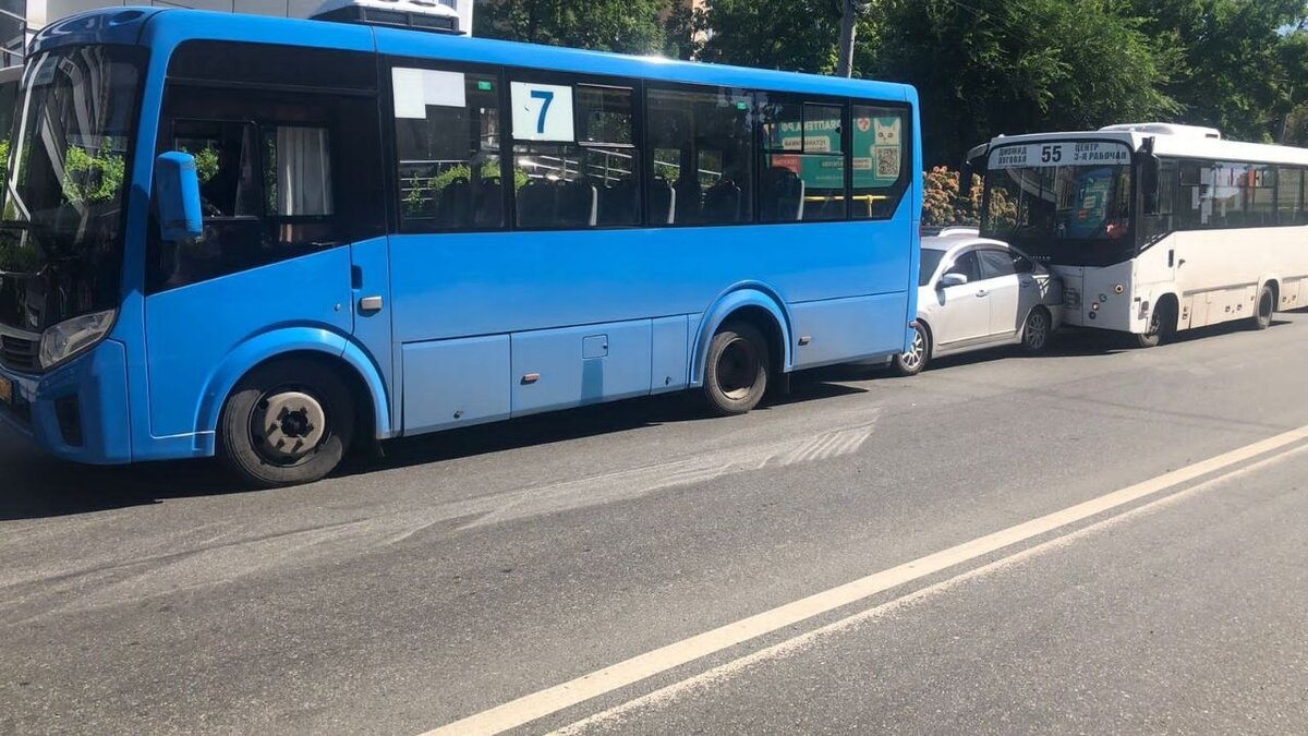     Авария с участием трёх транспортных средств во Владивостоке привлекла сотрудников ГИБДД. Инцидент произошел между остановками «Покровский парк» и «Дальпресс».