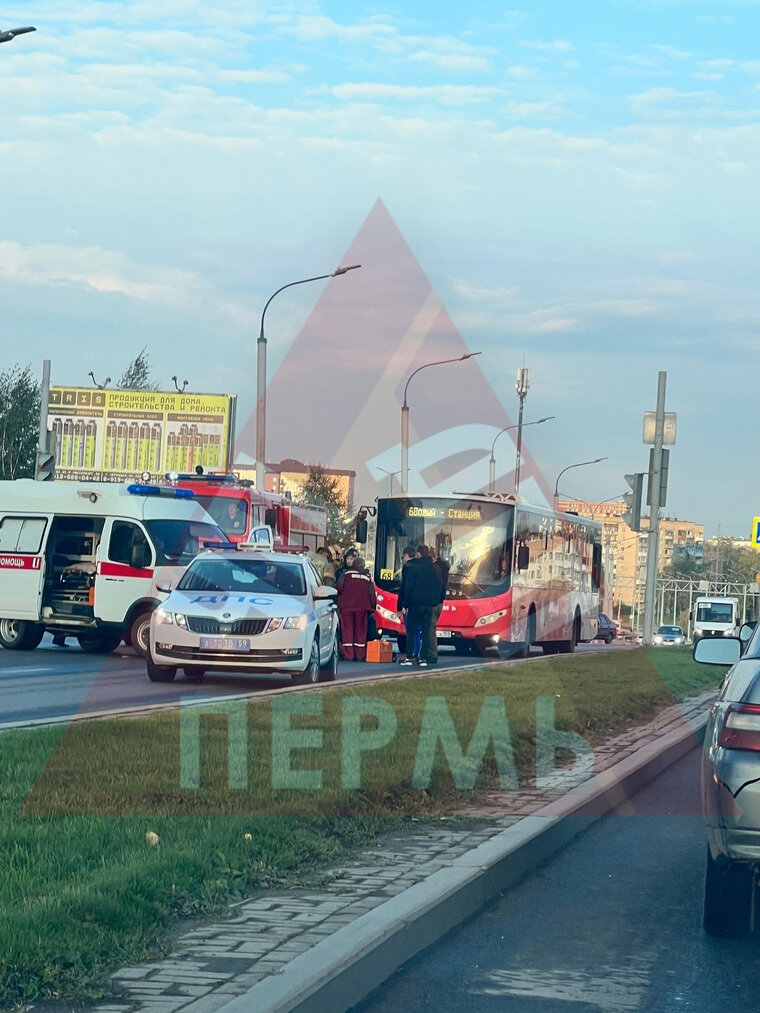    На место аварии прибыли спасатели и медики скорой помощи