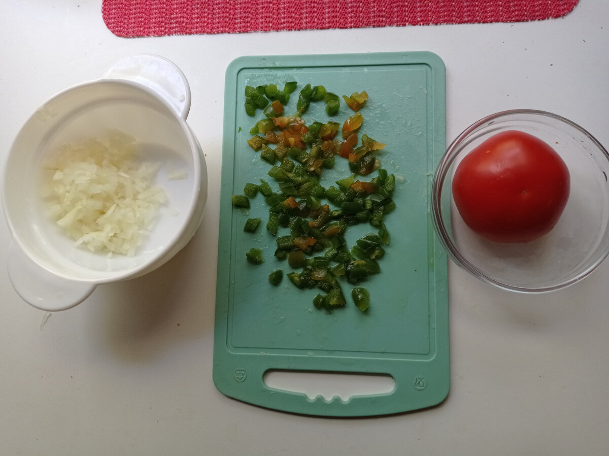 НАРЕЗАЮ МЕЛКО ПЕРЕЦ.  ЛИСТАТЬ ВПРАВО.