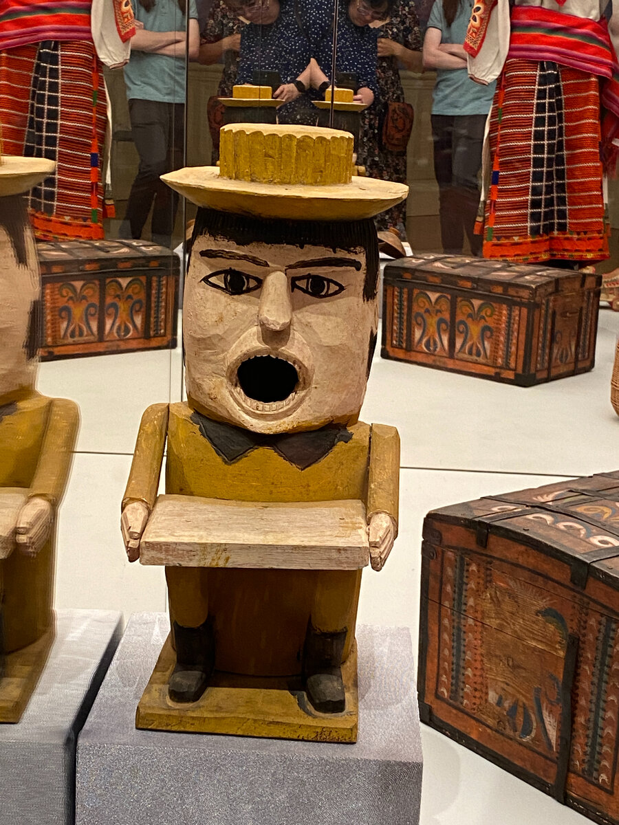 Я сначала не поняла, что это за жутковатый родственник Буратино, а потом оказалось, что он - скворечник! Надо будет показать коллекцию креативных скворечников из Новосибирского зоопарка для сравнения